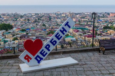 DERBENT, RUSSIA - 22 Haziran 2018: Rusya 'nın Dağıstan Cumhuriyeti' nde Derbent 'deki Naryn-Kala kalesinde Sevdiğim Metin (Ya Lyublyu) Derbent
