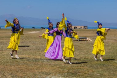 Song KOL, KYRGYZSTAN - 25 Temmuz 2018: Son Kol Gölü kıyılarında düzenlenen Ulusal At Oyunları Festivali sırasında geleneksel dans gösterisi