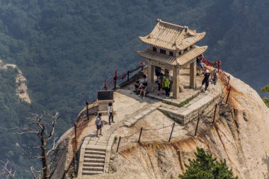 HUA ŞAN, ÇİN - 4 AĞUSTOS 2018: Çin 'in Şanksi ilindeki Hua Shan dağındaki Satranç Pavyonu