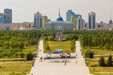 ASTANA, KAZAKHSTAN - 9 Temmuz 2018: Astana 'daki başkanlık parkının (şimdiki Nur-Sultan) arkasındaki hükümet binaları, Kazakistan' ın başkenti.