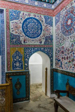SAMARKAND, UZBEKISTAN: 27 Nisan 2018 Semerkant, Özbekistan 'daki Şah-i-Zinda mezarlığından birinin içi