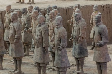 Çin 'in Şanksi Eyaleti, Xi' an yakınlarındaki Terracotta Savaşçıları Ordusu 'nun 1. Çukurundaki Terracotta heykelleri.
