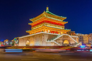 Xi 'an, Çin' deki çan kulesinin akşam manzarası