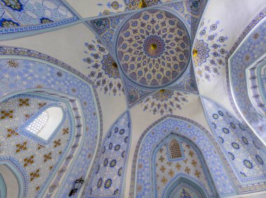 SHAHRISABZ, UZBEKISTAN: 29 Nisan 2018: Özbekistan 'daki Dorut Tilavat kompleksinde Şeyh Şemseddin Kulyal anıtının içi
