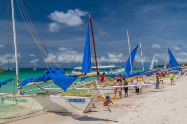 BORACAY, FİLİPPİNLER - 1 Şubat 2018: Boracay, Filipinler 'deki White Beach' teki Bangka tekneleri
