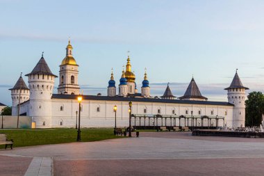 Gostiny Dvor (tüccar bahçesi), çan kulesi ve Rusya 'nın Tobolsk Kremlin kentindeki St. Sophia-Assumption Katedrali