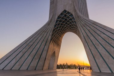 TEHRAN, İRAN - 2 Nisan 2018: Tahran 'daki Azadi Kulesi' nin (Özgürlük Kulesi) günbatımı.