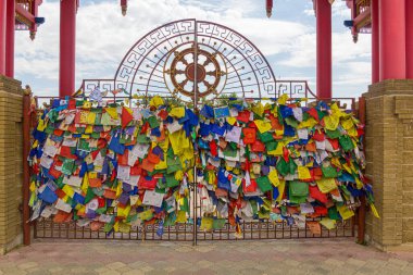 Budist tapınak kompleksinin kapısındaki Budist bayrakları Rusya 'nın Elista şehrindeki Buda Shakyamuni' nin Altın Tapınağı