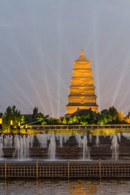Çin, Xi 'an' daki Büyük Vahşi Kaz Pagoda 'nın önündeki çeşmeler.