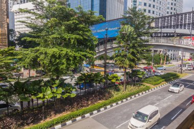 KUALA LUMPUR, MALAYSIA - 30 Mart 2018: Kuala Lumpur, Malezya 'daki Sultan İsmail Caddesi üzerindeki yaya köprüsü.