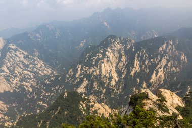 Çin 'in Şanksi eyaletindeki Hua Shan Dağı' nın zirvesinden bir görüntü.