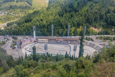 ALMATY, KAZAKHSTAN - 29 Temmuz 2018: Almaty yakınlarındaki Medeo buz pateni pistinin havadan görünüşü.