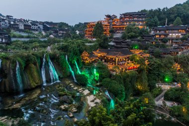 Furong Zhen şehri ve şelalesinin akşam manzarası, Hunan bölgesi, Çin
