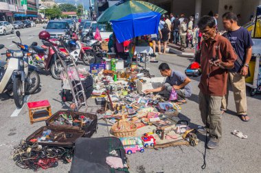 IPOH, MALAYASIA - 25 Mart 2018: Ipoh, Malezya 'da bir caddede bit pazarı.