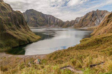 Pinatubo Gölü, Filipinler Pinatubo Yanardağı 'nın zirve krater gölü.