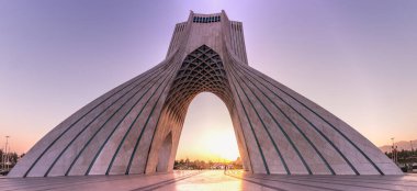 TEHRAN, İRAN - 2 Nisan 2018: Tahran 'daki Azadi Kulesi' nin (Özgürlük Kulesi) günbatımı.