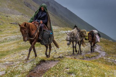 ALA KUL, KYRGYZSTAN - 17 Temmuz 2018: Kırgızistan 'da Ala Kul yakınlarındaki yerel atlı