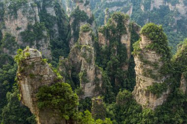 Çin 'in Hunan eyaletindeki Zhangjiajie Ulusal Orman Parkı' ndaki Wulingyuan Sahnesi ve Tarihi İlgi Alanı 'nın Kum Taşı oluşumları