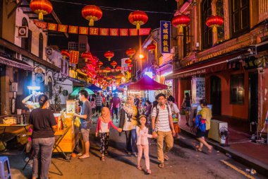 MALACCA, MALAYASIA - 18 Mart 2018: Malacca 'nın merkezindeki Jonker Walk Night Market' te insanlar).