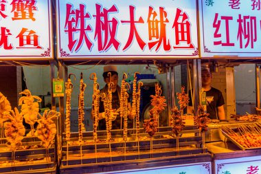 XI 'AN, ÇİN - 2 AĞUSTOS 2018: Xi' an, Çin 'deki Müslüman Mahallesi' nde deniz ürünleri tezgahı