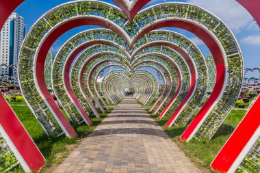 Grozny, Çeçen Cumhuriyeti, Rusya 'nın merkezindeki parkta dekoratif kalpler.