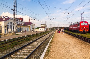 KUNGUR, RUSSIA - 2 Temmuz 2018: Kungur kasabasındaki tren istasyonu, Rusya