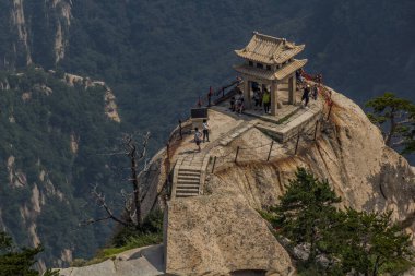 HUA ŞAN, ÇİN - 4 AĞUSTOS 2018: Çin 'in Şanksi ilindeki Hua Shan dağındaki Satranç Pavyonu