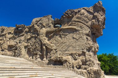 VOLGOGRAD, RUSSIA - 28 Haziran 2018: Rusya 'nın Volgograd kentindeki Mamayev Tepesi' nde Stalingrad Muharebesi anısına anılan anıtta heykel.