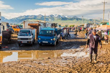 KARAKOL, KYRGYZSTAN - 15 Temmuz 2018: Karakol 'daki Pazar hayvan pazarında yerel halk.