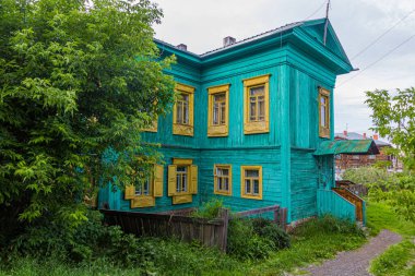 Rusya 'nın Tyumen şehrindeki tipik eski Rus ahşap evi.