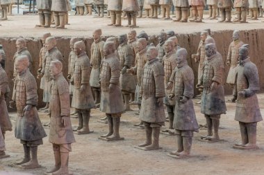 Çin 'in Şanksi Eyaleti, Xi' an yakınlarındaki Terracotta Savaşçıları Ordusu 'nun 1. Çukurundaki Terracotta heykelleri.