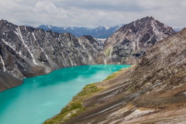 Kırgızistan 'daki Terskey Alatau dağlarında Ala-Kul Gölü