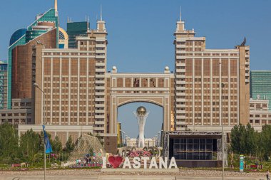 ASTANA, KAZAKHSTAN - 9 Temmuz 2018: Astana 'yı ve Kazakistan' ın başkenti Astana 'daki modern binaları seviyorum metin.