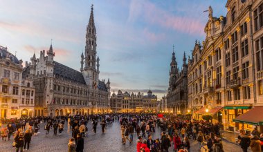 BRÜKSEL, BELGIUM - 3 Kasım 2018: Belçika 'nın başkenti Brüksel' deki Grand Place 'in (Grote Markt) akşam manzarası