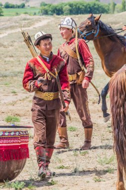 ISSYK KUL, KYRGYZSTAN - 15 Temmuz 2018: Kırgızistan 'daki Issyk Kul Gölü kıyısındaki Teskey Jeek Etnofestivali yerel okçuları