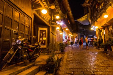 FURONG ZHEN, ÇİN - 11 AĞUSTOS 2018: Furong Zhen kasabasındaki bir caddenin gece manzarası, Çin
