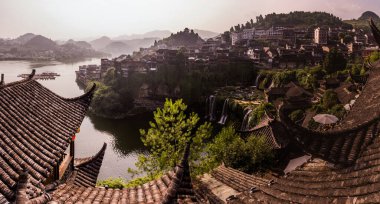 Furong Zhen kasabası ve şelale manzarası, Hunan bölgesi, Çin