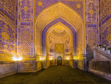 SAMARKAND, UZBEKISTAN: 28 Nisan 2018: Semerkand, Özbekistan 'da Madrasa Tilya Kori' nin İçişleri