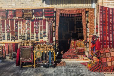 Özbekistan 'ın Buhara kentindeki Toqi Sarrofon Pazarı' nda satılık eşyalar