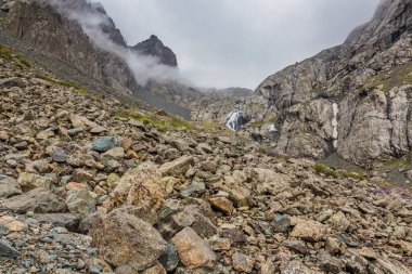Kırgızistan 'daki Ala Kul Gölü' nün yakınındaki Scree.