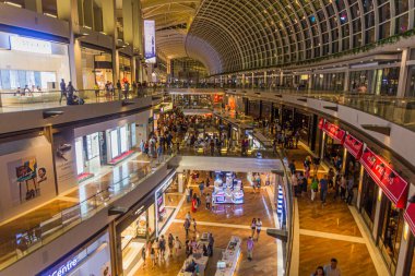 SINGAPORE, SINGAPORE - 11 Mart 2018: The Shoppes at Marina Bay Sands AVM, Singapur