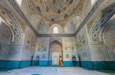 SHAHRISABZ, UZBEKISTAN: 29 Nisan 2018: Shahrisabz, Özbekistan 'daki Kok Gumbaz camiinin içi