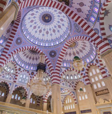 GROZNY, RUSSIA - 25 Haziran 2018: Rusya 'nın Grozny kentindeki Akhmad Kadyrov Camii' nin İçi (resmi adıyla Çeçenistan 'ın Kalbi)