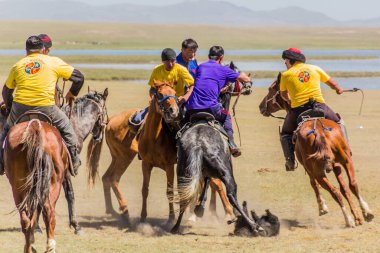 Song KOL, KYRGYZSTAN - 25 Temmuz 2018: Son Kol Gölü kıyılarında düzenlenen Ulusal At Oyunları Festivali 'nde geleneksel bir at leşi olan kok boru (ulak tartysh) oyuncuları