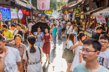 XIAN, Çin - 5 AĞUSTOS 2018: İnsanlar Xian, Çin 'deki Müslüman Mahallesi' nde yürüyor