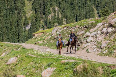 ALTYN ARASHAN, KYRGYZSTAN - 18 Temmuz 2018: Terskey Alatau dağ sırasındaki Arashan vadisinde yerel süvariler, Kırgızistan