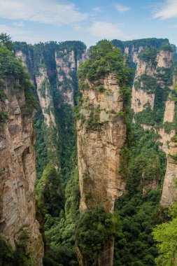 Çin 'in Hunan eyaletindeki Zhangjiajie Ulusal Orman Parkı' ndaki Wulingyuan Manzarası ve Tarihi İlgi Alanı 'ndaki Kum Taşı sütunları