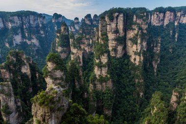 Çin 'in Hunan eyaletindeki Zhangjiajie Ulusal Orman Parkı' ndaki Wulingyuan Manzarası ve Tarihi İlgi Alanı 'nın kaya oluşumları