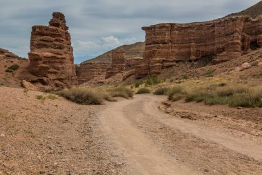 Kazakistan 'da Charyn Kanyonu' nda yol