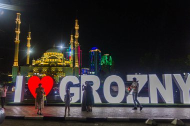 GROZNY, RUSSIA - 24 Haziran 2018: Akhmad Kadyrov Camii (resmi adıyla Çeçenistan 'ın Kalbi) Grozny, Rusya' daki I Love Grozny harflerinin arkasında.